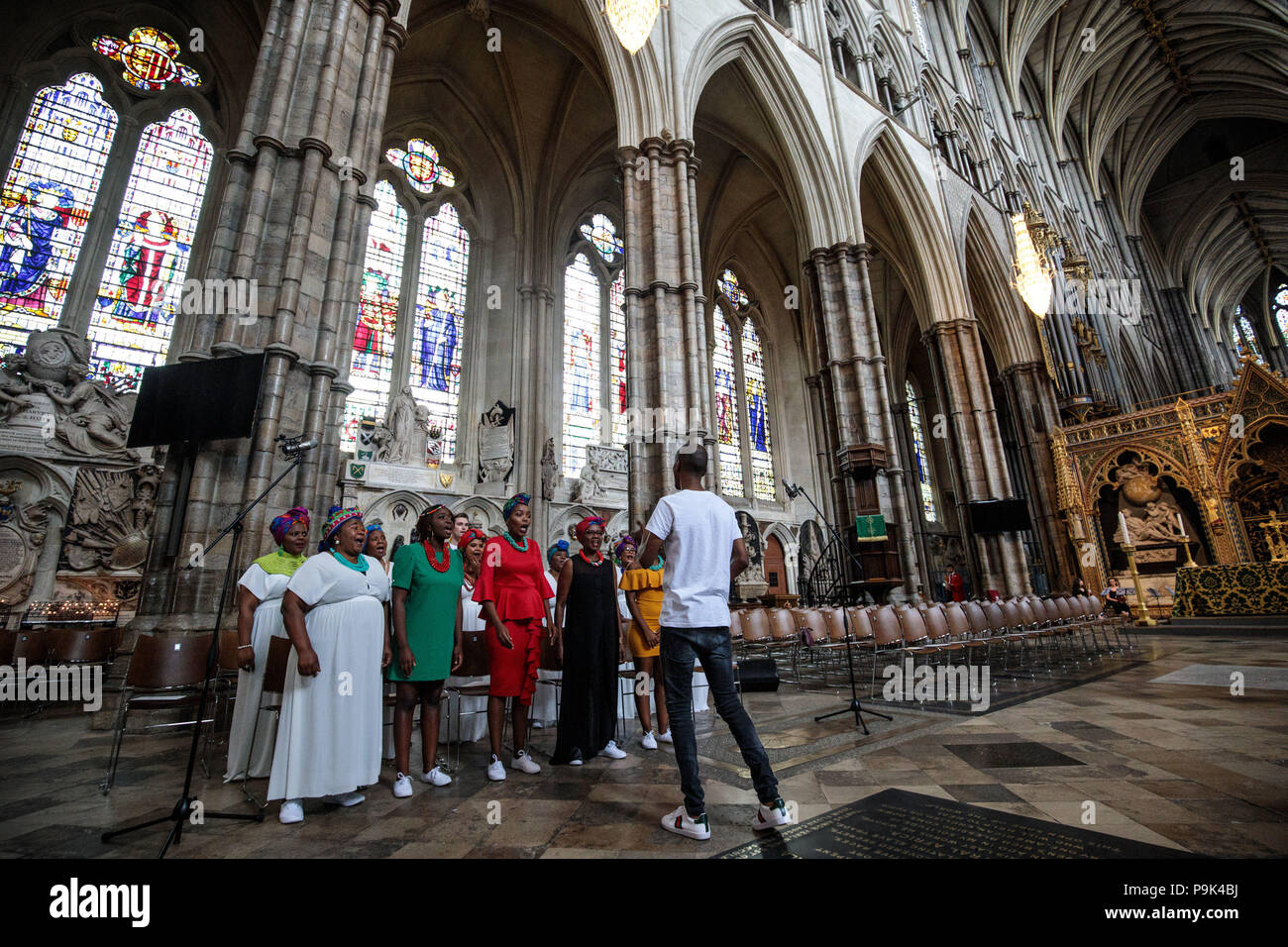 Die Ubunye Chor Proben vor ein Service der 100. Jahrestag der Geburt des ehemaligen südafrikanischen Präsidenten von Westminster Abbey in London, wo ein Gedenkstein an die späten Südafrikanischen Führer gewidmet war, zu markieren. Stockfoto