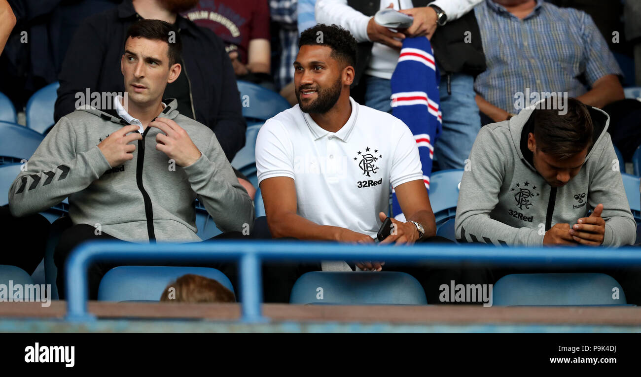 Förster "Wes Foderingham (Mitte) in der steht mit Lee Wallace (links) Stockfoto
