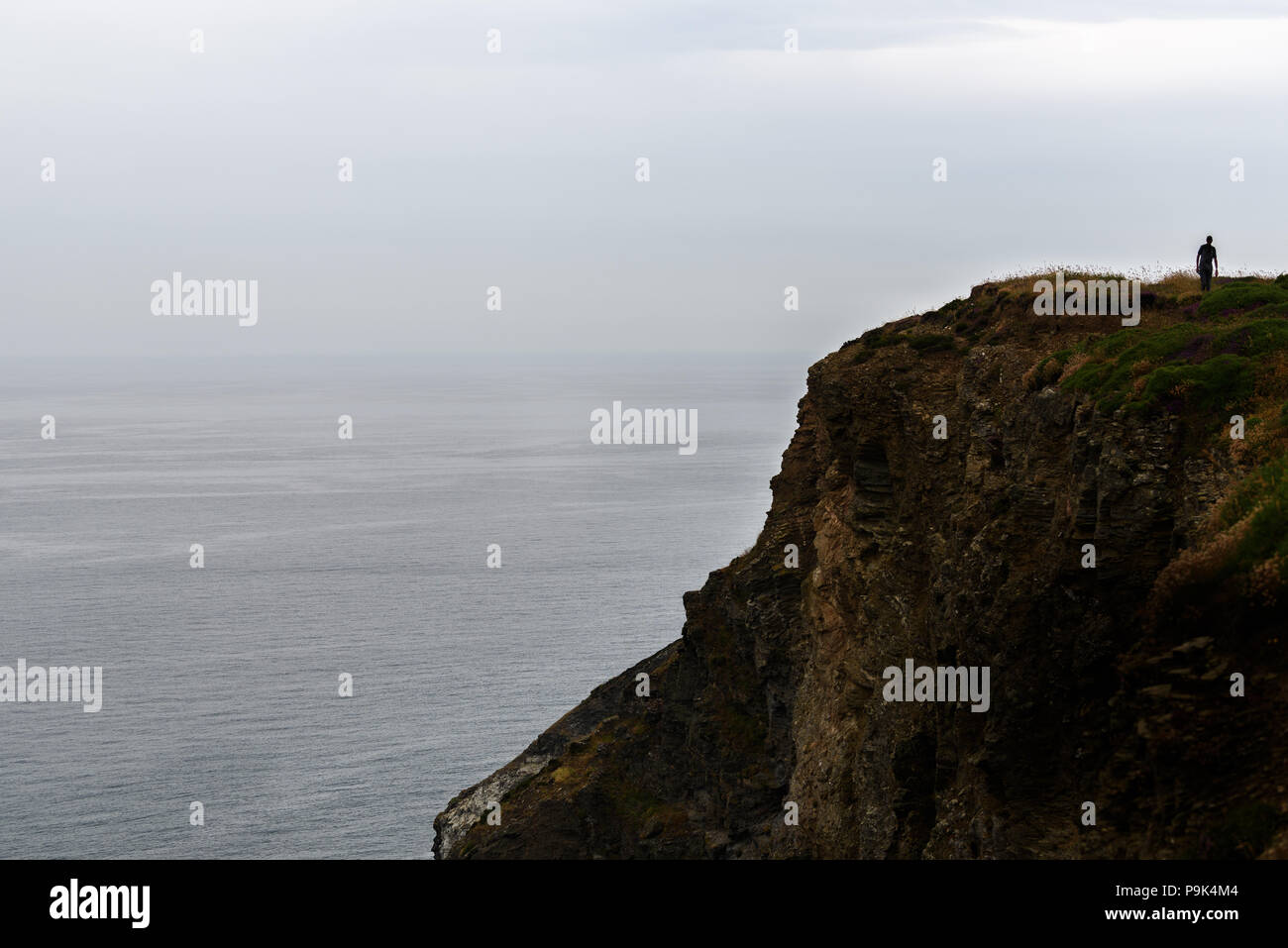 Atlantik auf ein ruhiger Tag, wie von der South West Coast Path in Cornwall, England Stockfoto