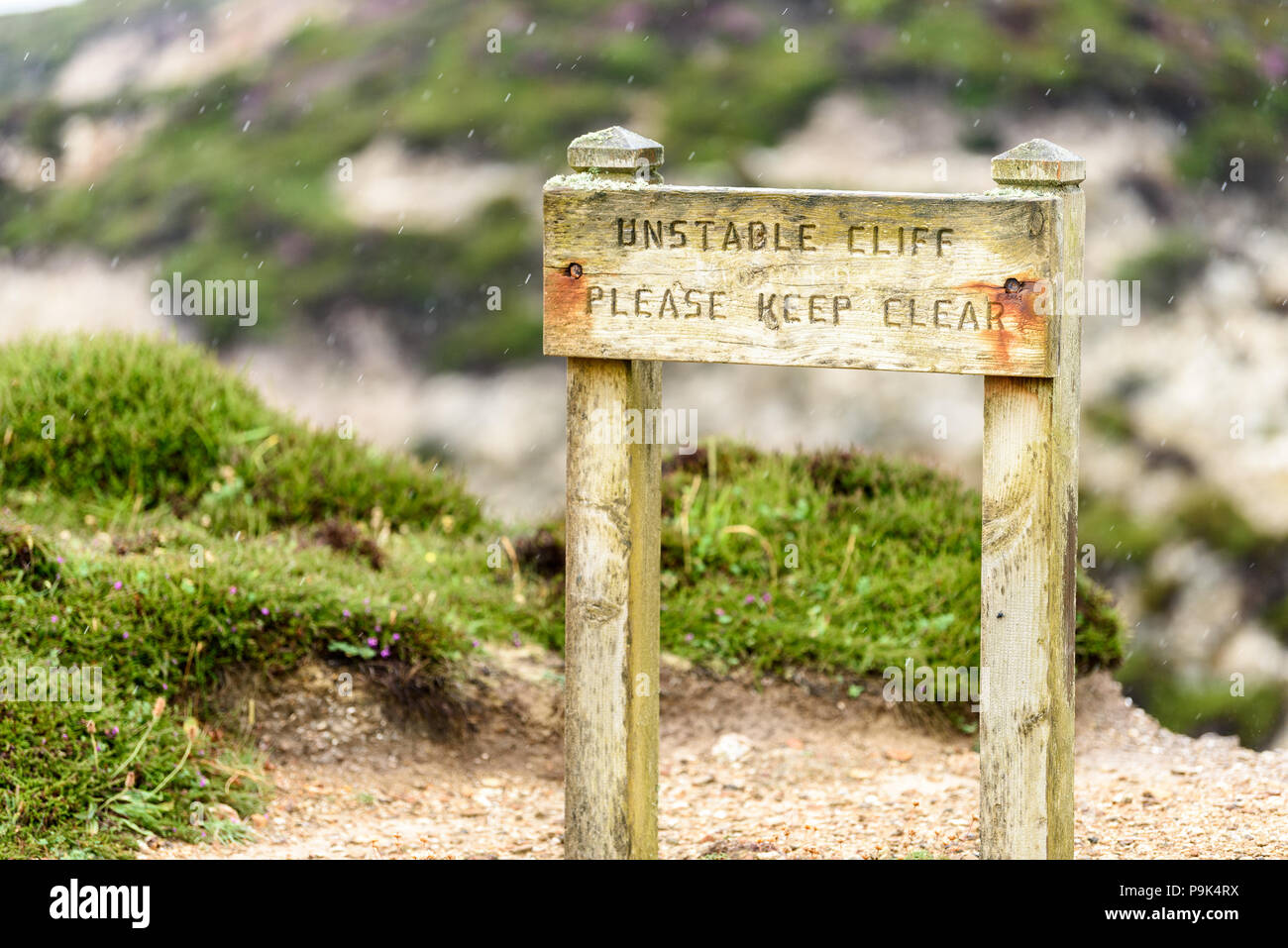 Hinweis Über eine instabile Cliff Abschnitt des South West Coast Path in Cornwall, England Stockfoto