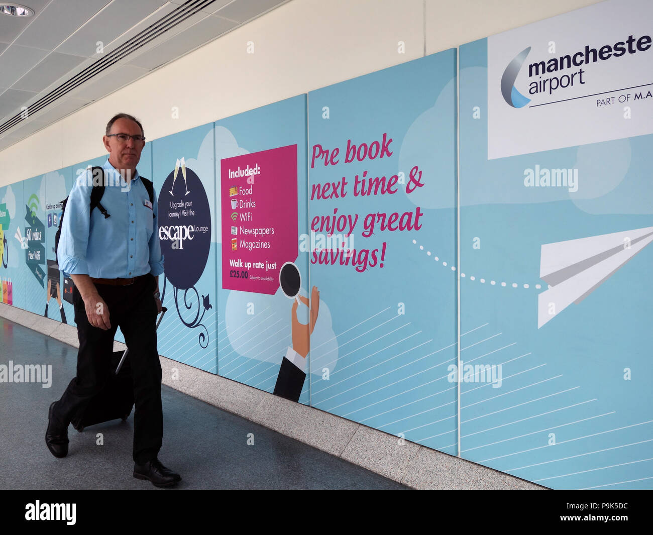 Passagiere vorbei gehen. Die Werbung auf Wände ihren Weg mit Ihrer Flüge am  Flughafen Manchester Klemme 3 verbinden Stockfotografie - Alamy