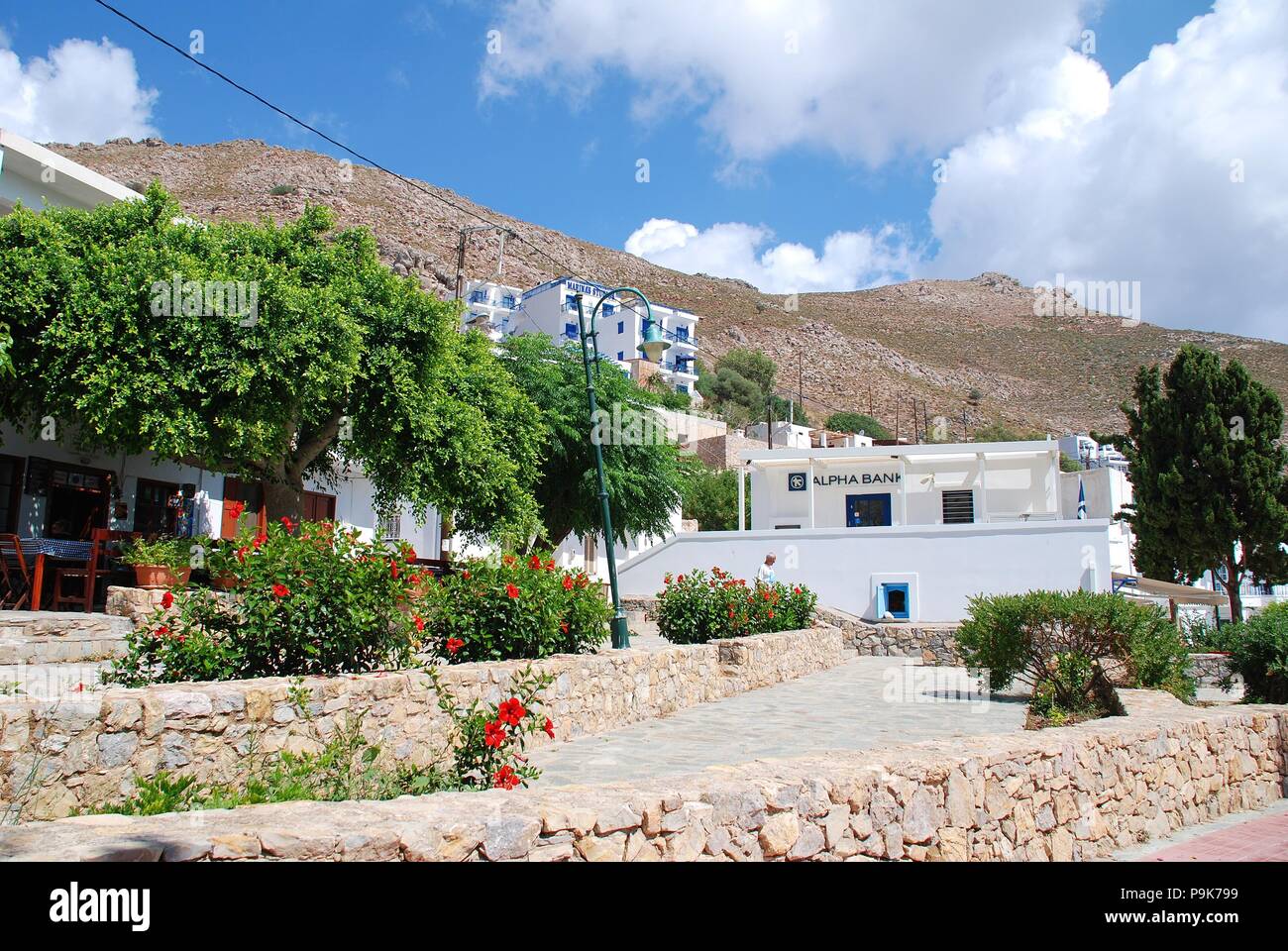 Der Stadtplatz in Livadia auf der griechischen Insel Tilos am 17. Juni 2018. Stockfoto