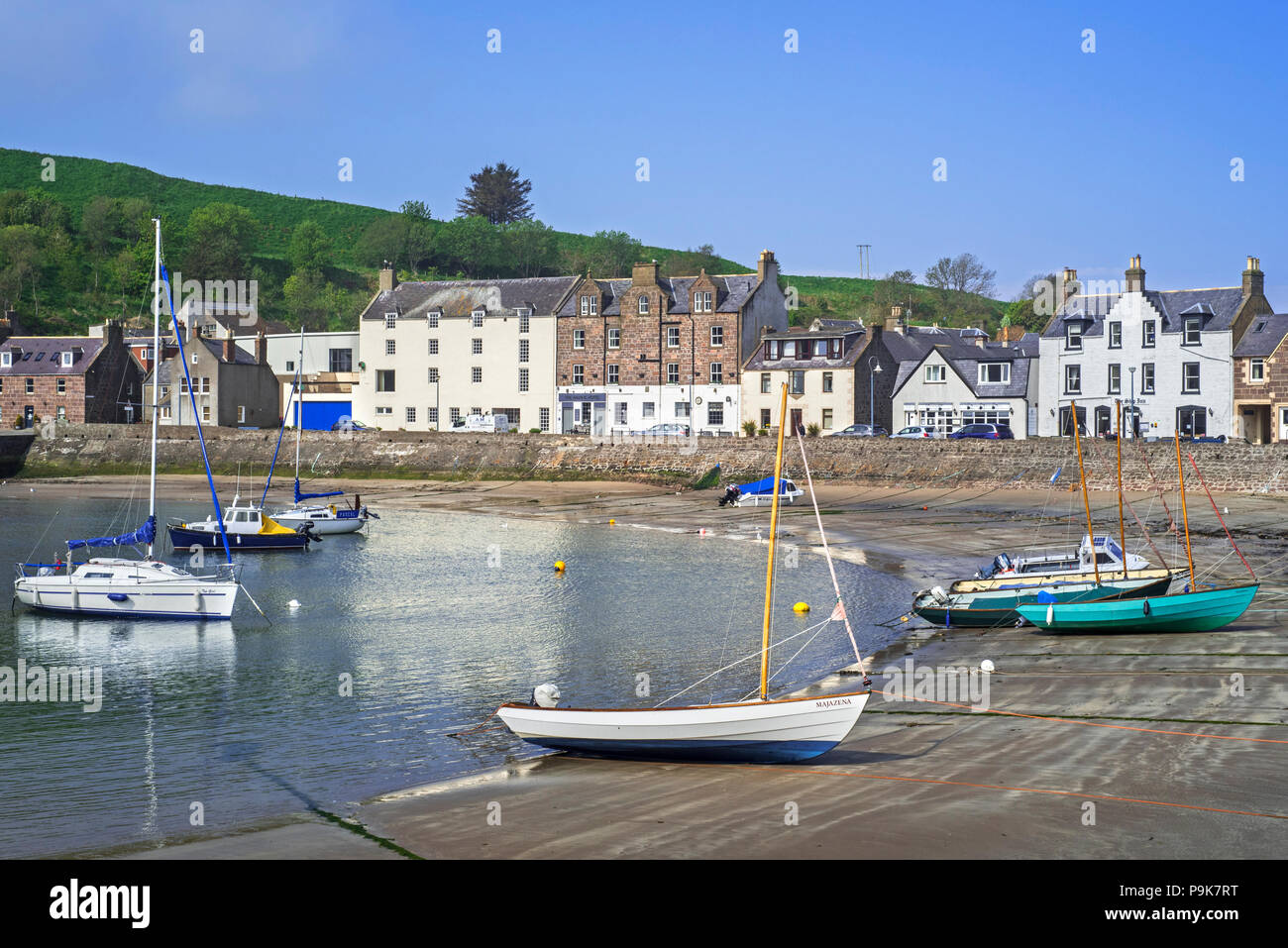 Segeln Boote bei Ebbe und Hotels/Restaurants im malerischen Hafen von Stonehaven, Aberdeenshire, Schottland, Großbritannien Stockfoto