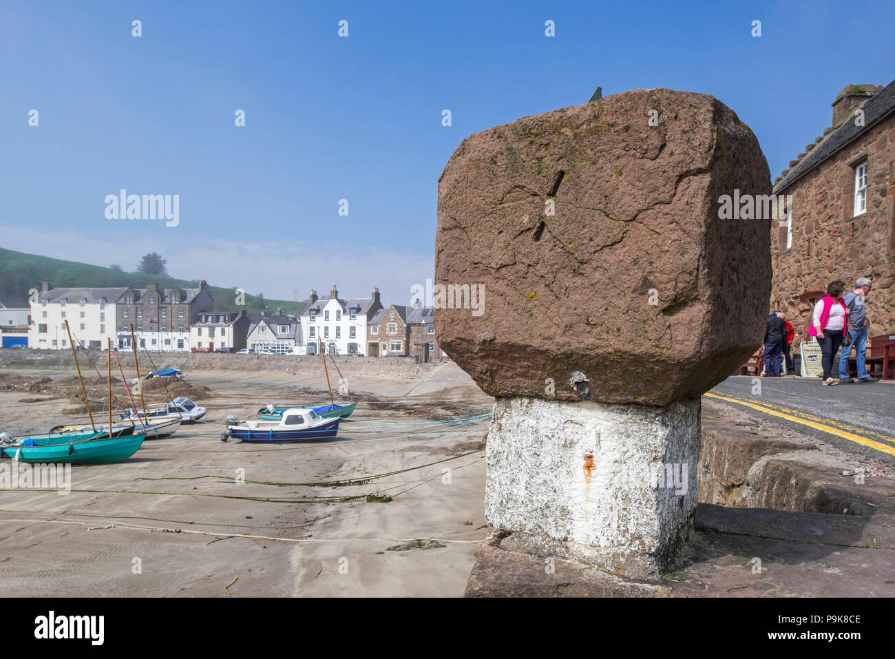 Alte Stein mit Sonnenuhr und Segelboote bei Ebbe in den malerischen Hafen von Stonehaven, Aberdeenshire, Schottland, Großbritannien Stockfoto