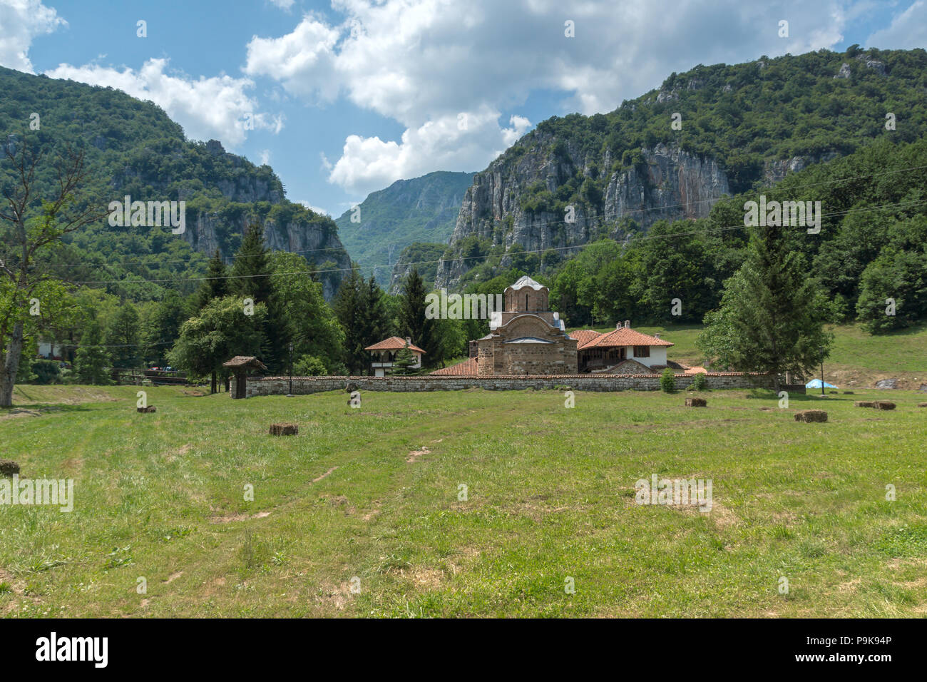 Panorama der mittelalterlichen Poganovo Kloster des Hl. Johannes des Theologen, Serbien Stockfoto