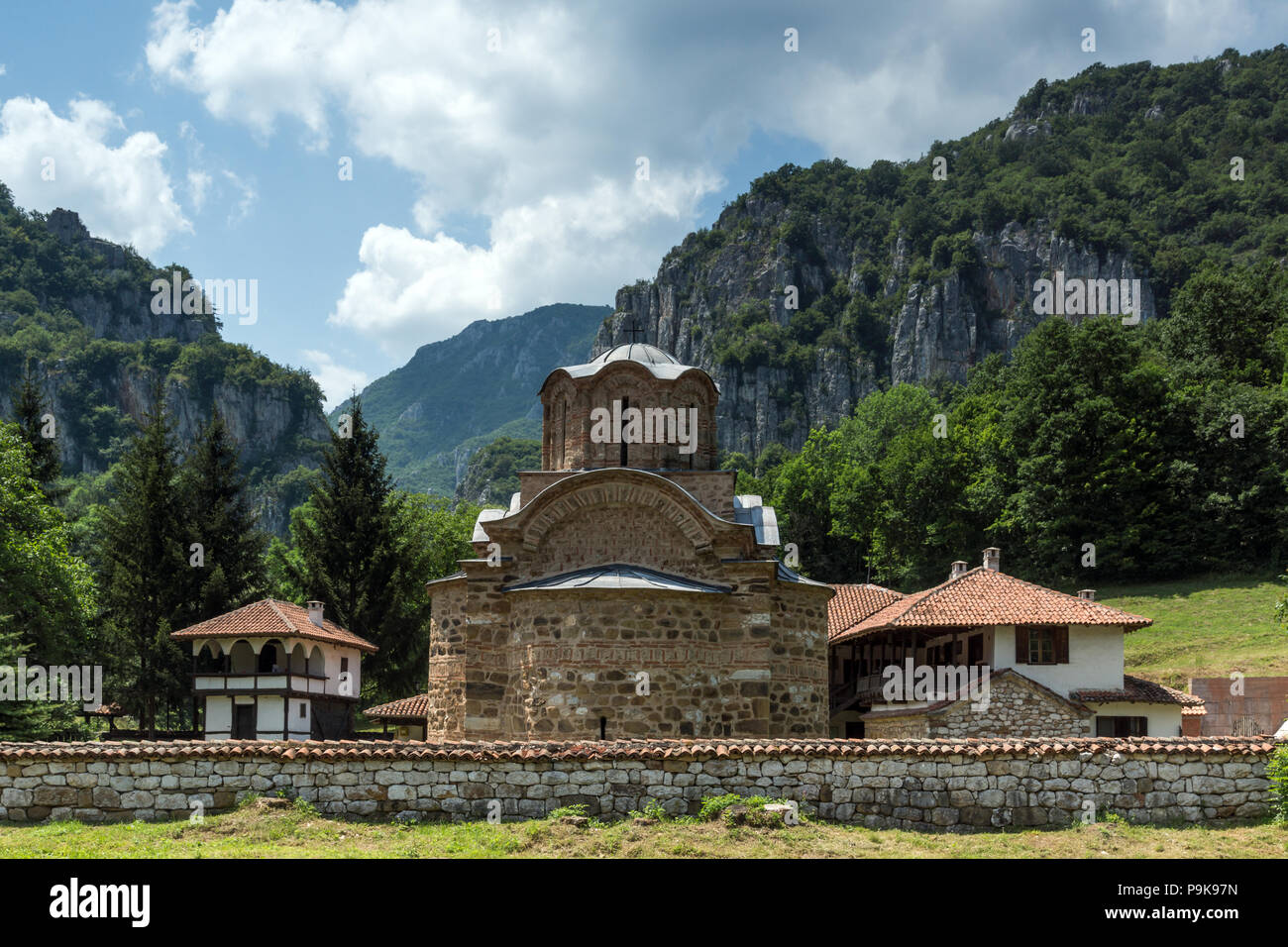 Panorama der mittelalterlichen Poganovo Kloster des Hl. Johannes des Theologen, Serbien Stockfoto