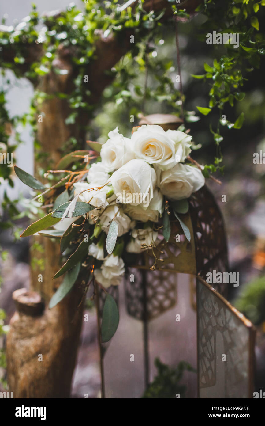 Hochzeit Dekoration mit weien Rose Zusammensetzung und Vintage Bronze  hngelampe auf Zweig mit Efeu Stockfotografie - Alamy