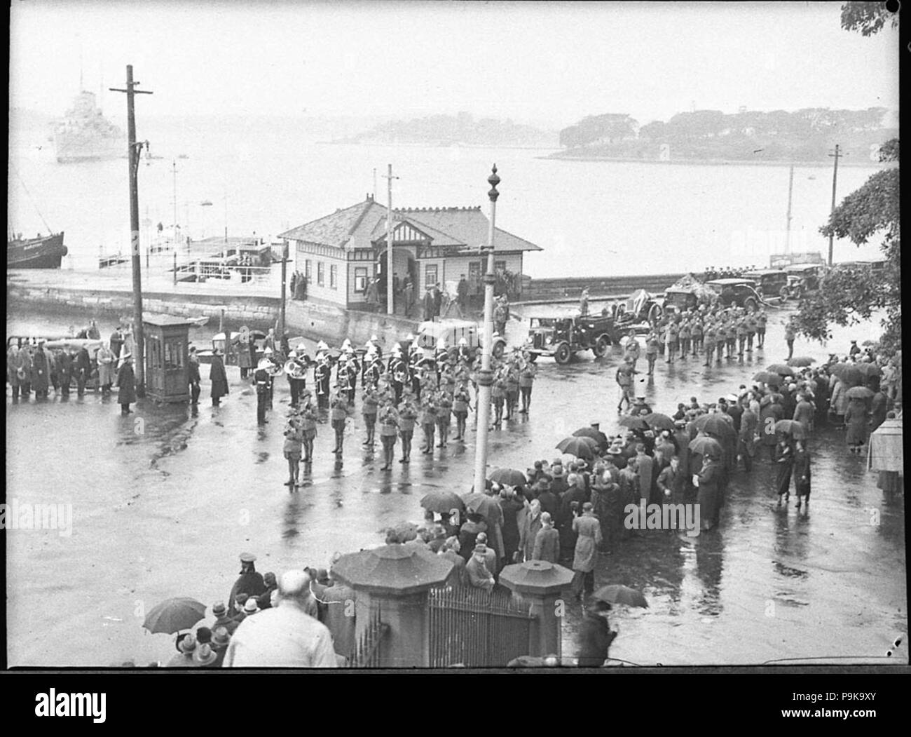 243 20723 SLNSW Ankunft von Gunner Sullivans Asche an ManOWar Schritte Stockfoto