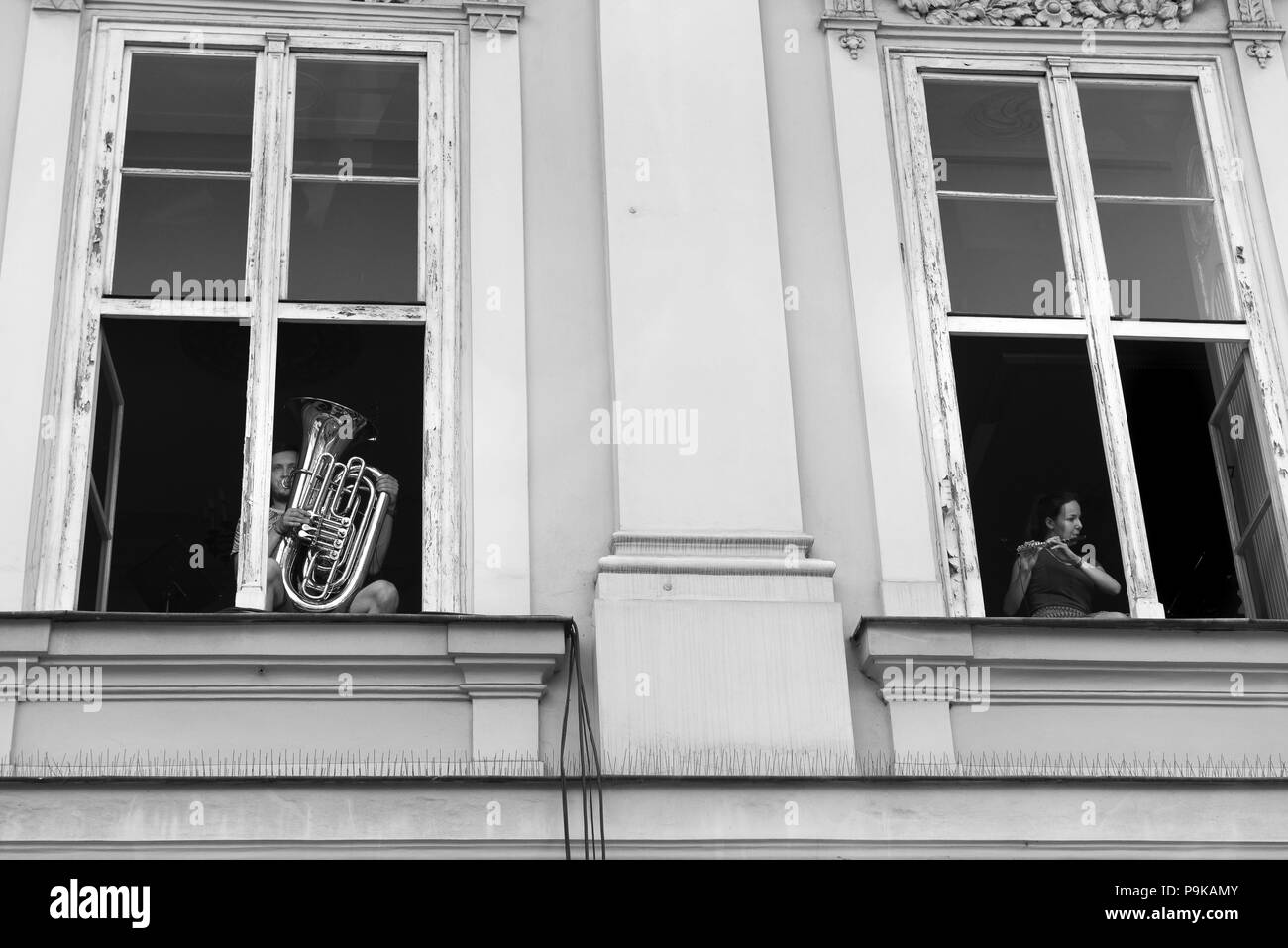 Musiker spielen Durchführung von Apartment windows in Krakau, Polen Stockfoto