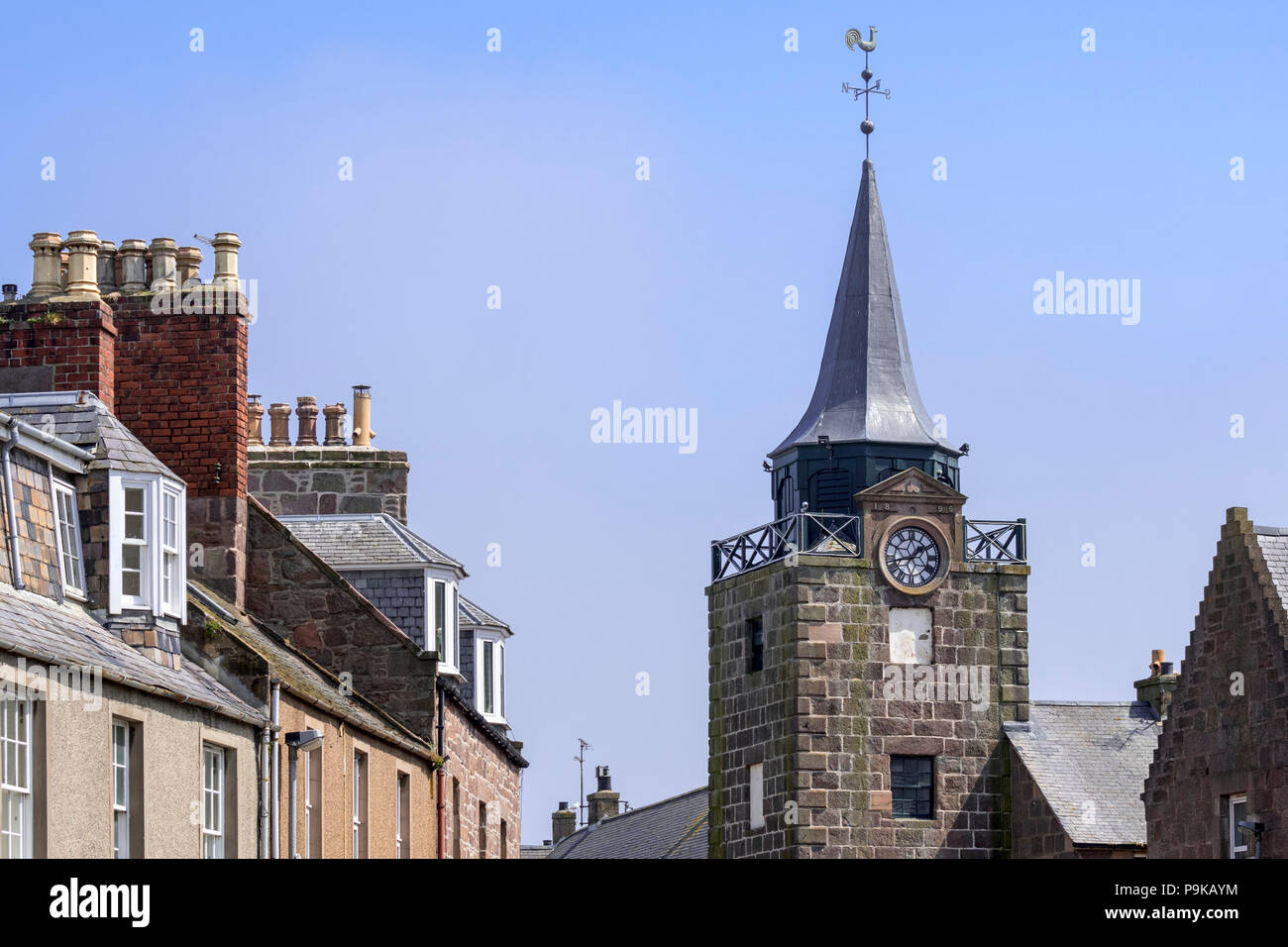 Uhr aus dem 18. Jahrhundert Tower/Stadthaus in der Altstadt von Stonehaven, Aberdeenshire, Schottland, Großbritannien Stockfoto