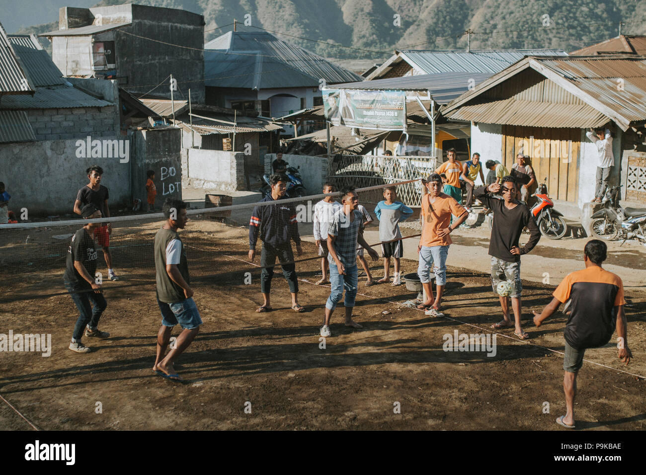 SEMBALUN LAWANG, Indonesien - 26. AUGUST 2017: Nicht identifizierte Gruppe Männer, die ein Spiel der takraw sprechen. Stockfoto