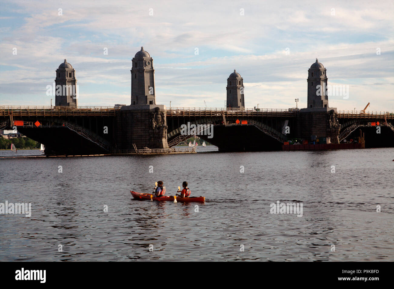 Ein paar kajaker am Charles River in Boston nähern Longfellow Bridge Stockfoto