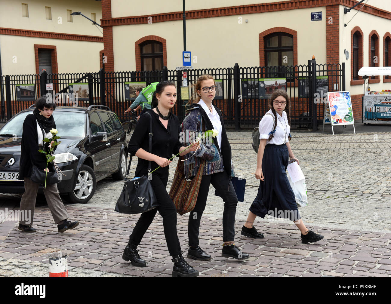 Letzter Tag in der Schule! Mädchen, das am Ende des Schulzeit in Krakau eine Blume trägt, Polen BILD VON DAVID BAGNALL Stockfoto