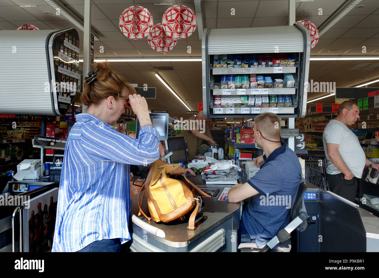 Zigarettenverkauf an der Kasse des Supermarktes in Wrocław Polen Stockfoto