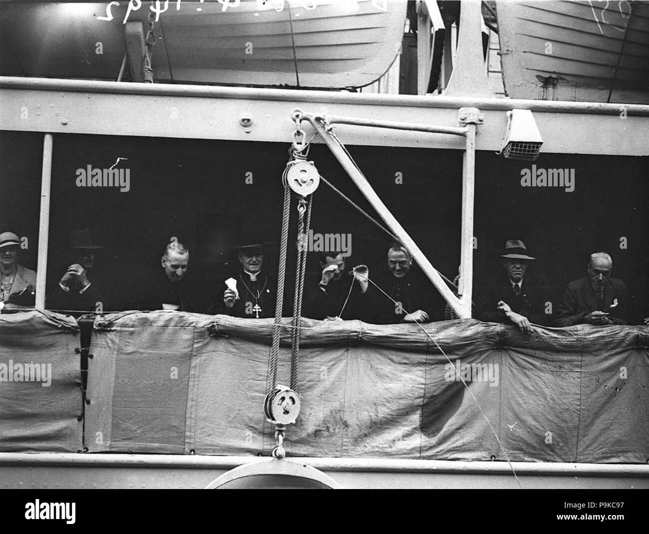 265 43496 SLNSW Römisch-katholische Delegation kommt per Schiff aus Übersee Stockfoto