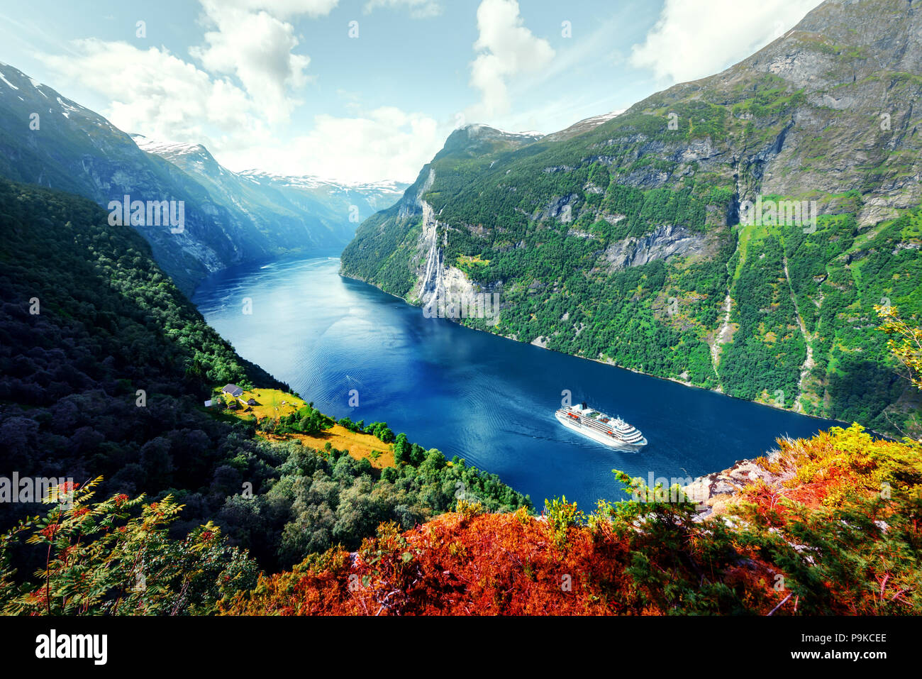 Atemberaubende Aussicht auf sunnylvsfjord Fjord Stockfoto
