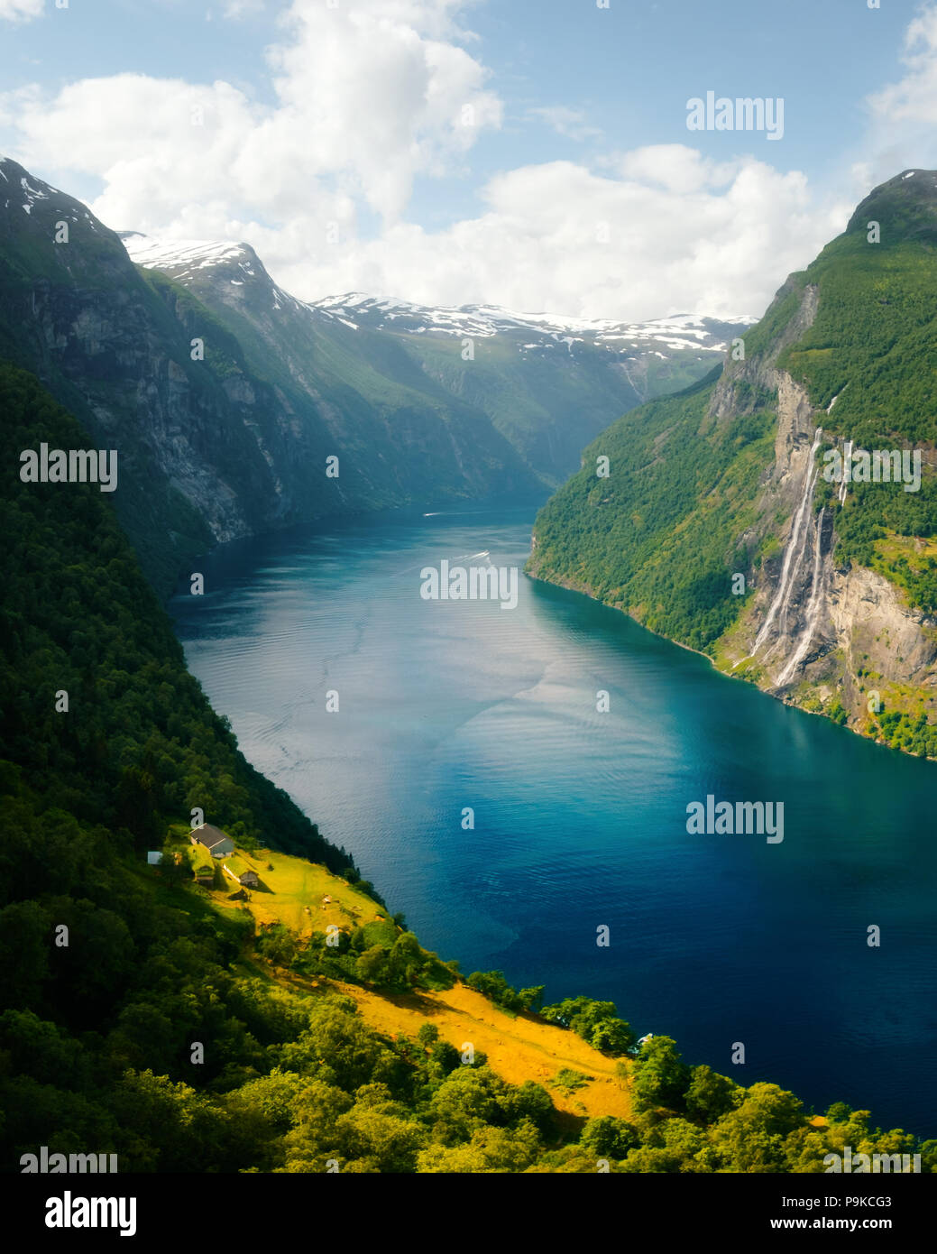 Atemberaubende Aussicht auf sunnylvsfjord Fjord Stockfoto