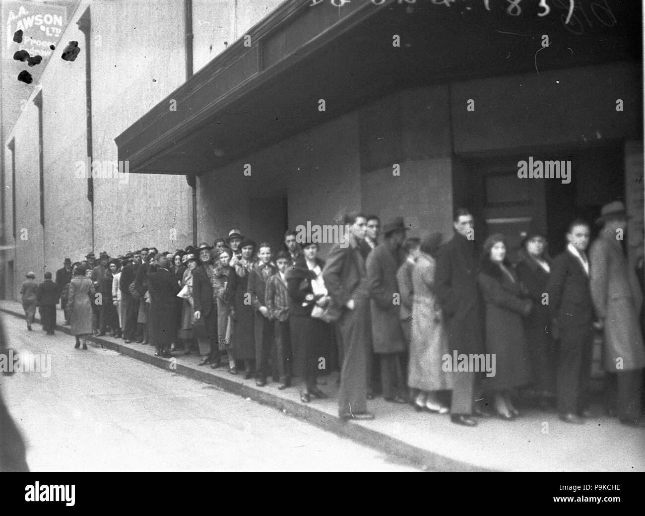 266 43842 SLNSW Warteschlangen bis George Street und um in Wilmott Straße Stockfoto