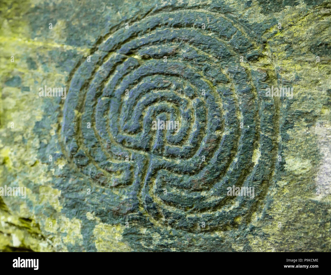 Schnitzereien aus keltischen Fruchtbarkeit Symbologie im Mauerwerk der aufgegebenen Trethevy Mühle im felsigen Tal, Cornwall, England, Großbritannien stammen Stockfoto