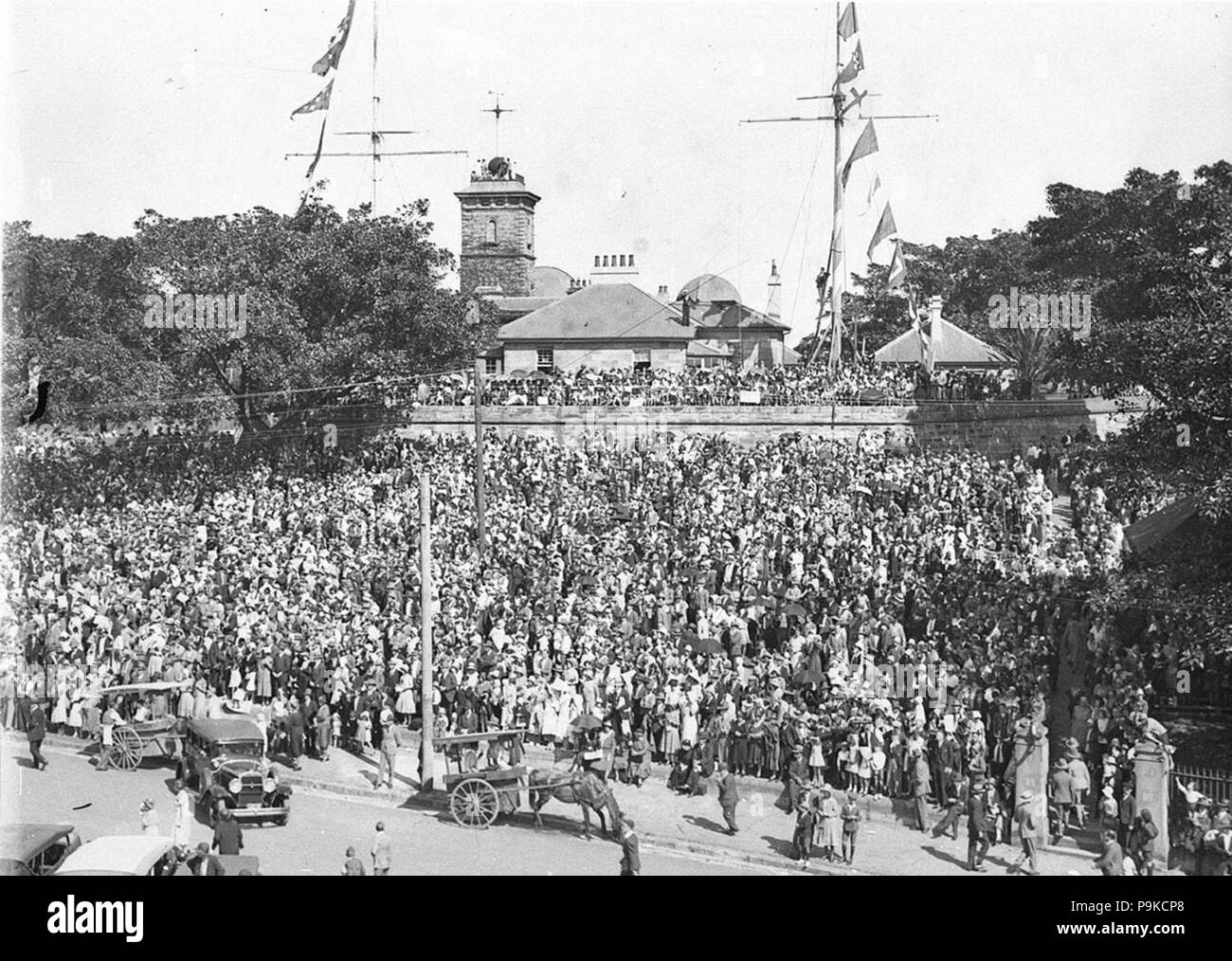 266 SLNSW 44234 Massen vor der Sternwarte warten, bis die Brücke Stockfoto