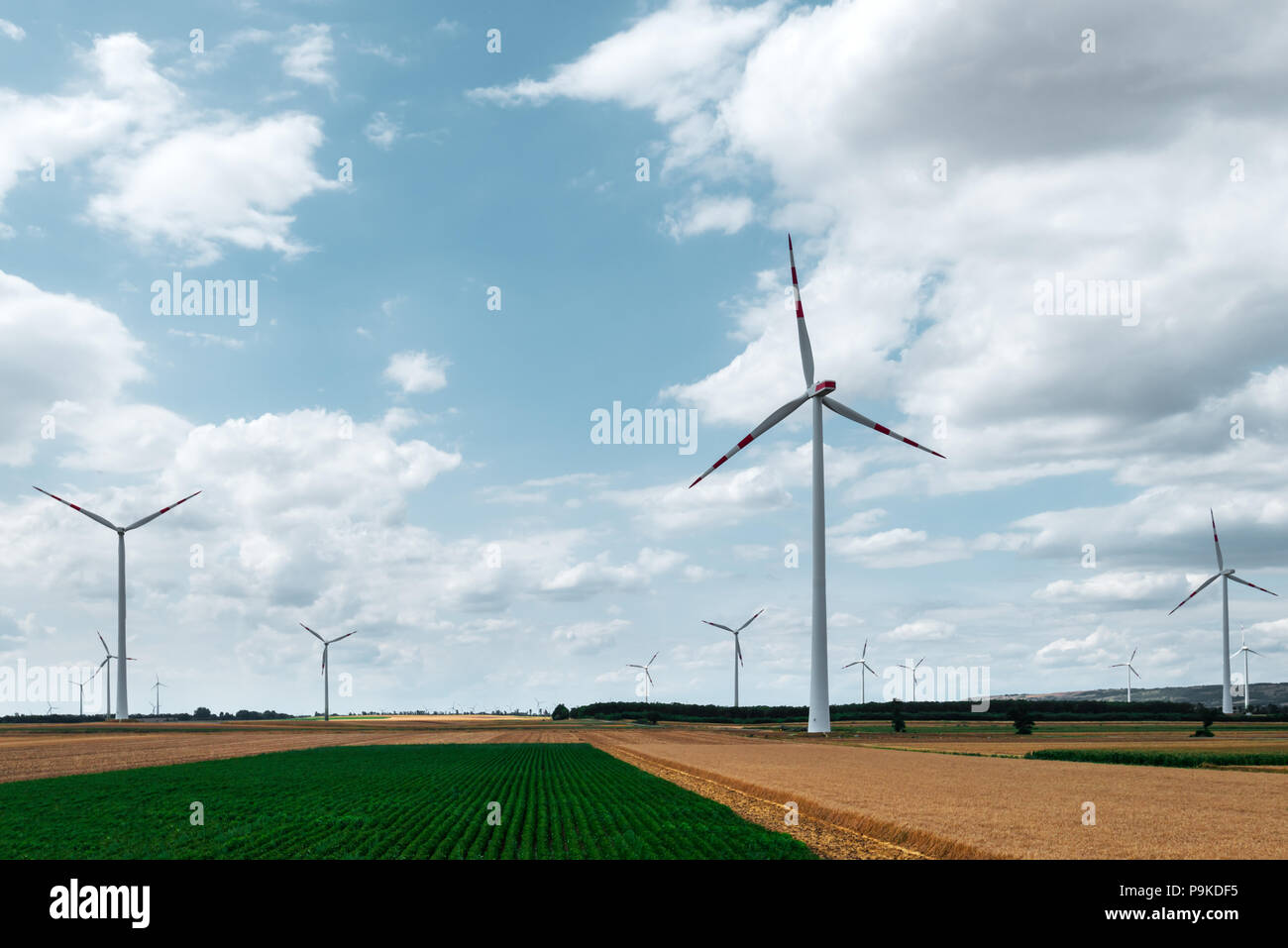 Windkraftanlage auf landwirtschaftlichen Feld Stockfoto