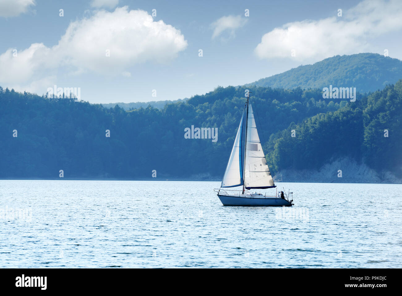 Weiße Yacht auf Solina See Stockfoto