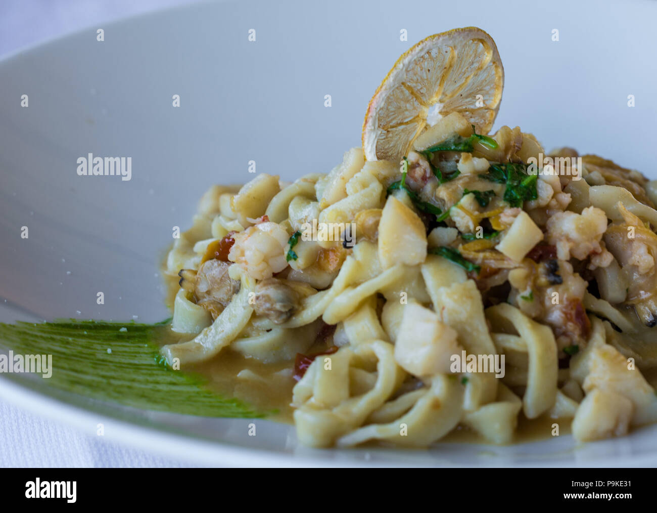 Hausgemachte Zitrone Nudeln mit Garnelen Schwanz Stockfoto