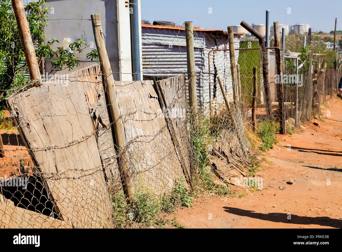 Johannesburg, Südafrika, 11. September 2011, Rückseite Verbündeter Schmutz Straße weg in einem Vorort von Soweto Nachbarschaft Stockfoto