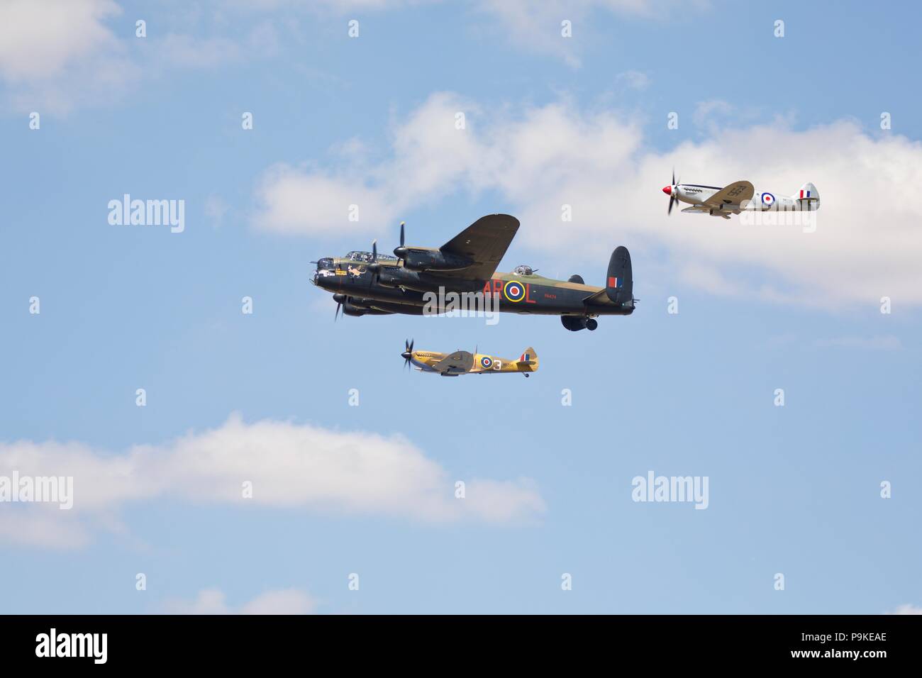 BBMF - Avro Lancaster & zwei Supermarine Spitfires Durchführen einer Flypast feiern das hundertjährige Jubiläum der Royal Air Force auf der Air Tattoo 2018 Stockfoto