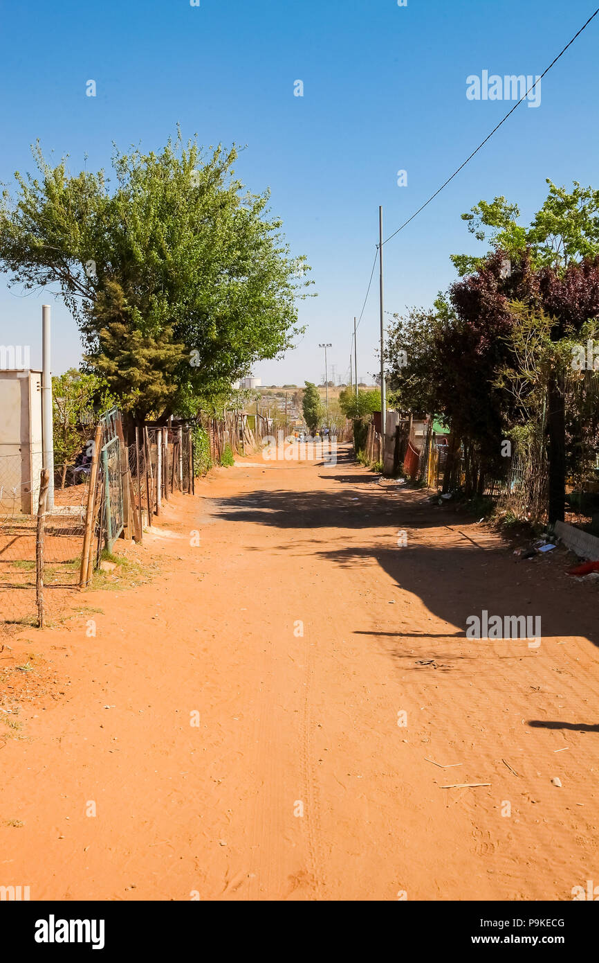 Johannesburg, Südafrika, 11. September 2011, Rückseite Verbündeter Schmutz Straße weg in einem Vorort von Soweto Nachbarschaft Stockfoto