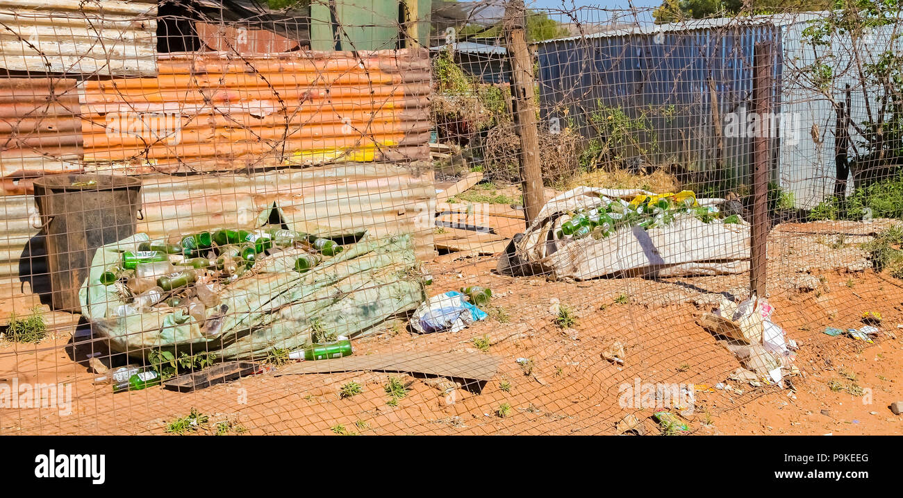 Johannesburg, Südafrika, 11. September 2011, Haufen von recyceltem Glas Flaschen aus Recycling Picker in Soweto Garten Stockfoto