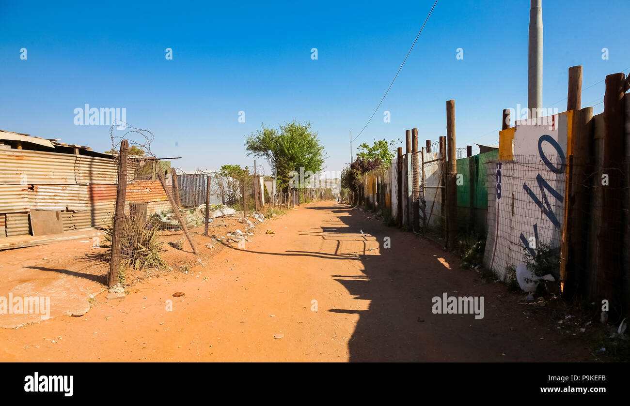 Johannesburg, Südafrika, 11. September 2011, Rückseite Verbündeter Schmutz Straße weg in einem Vorort von Soweto Nachbarschaft Stockfoto