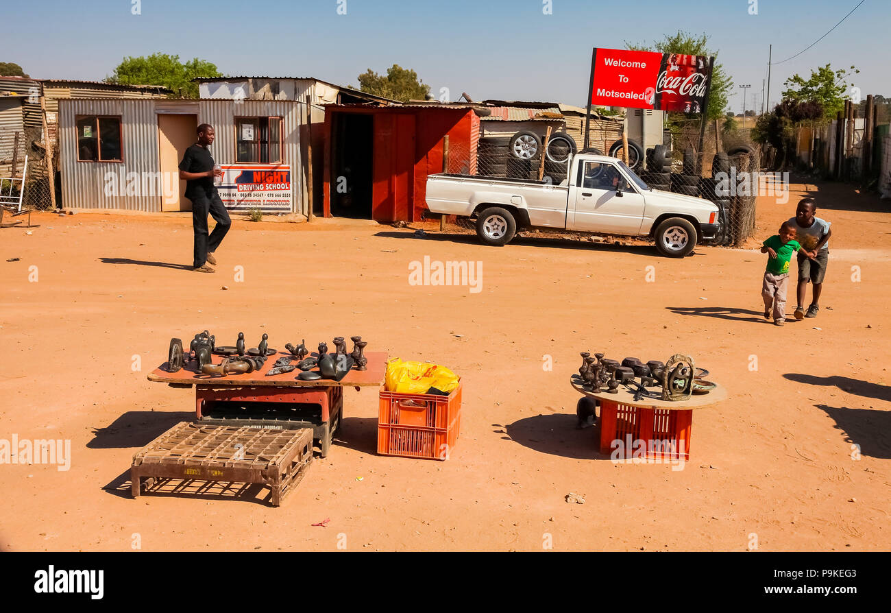 Johannesburg, Südafrika, 11. September 2011, Hawker stand verkaufen Afrikanische Kuriositäten an Touristen in Soweto, Südafrika Stockfoto