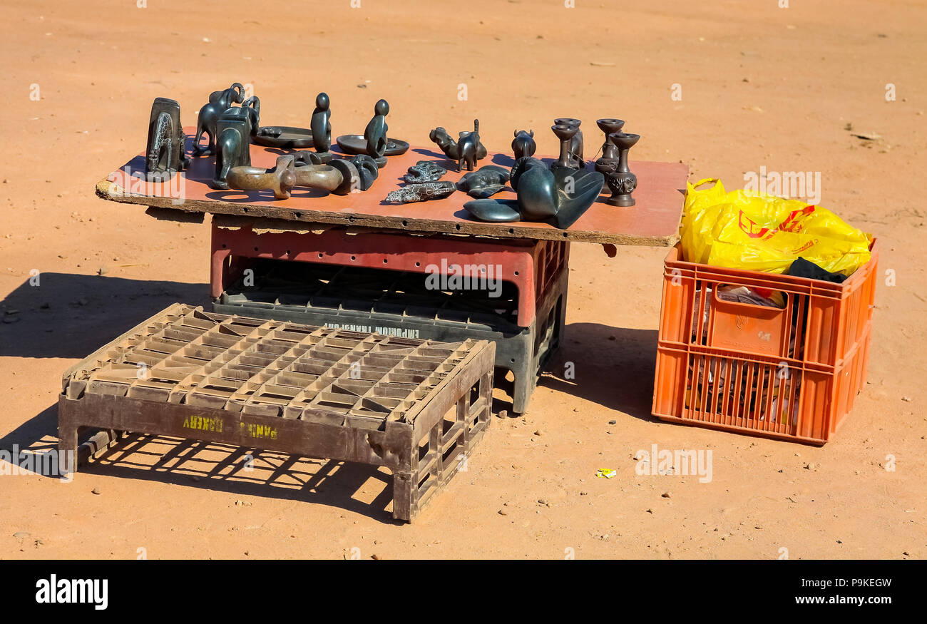 Johannesburg, Südafrika, 11. September 2011, Hawker stand verkaufen Afrikanische Kuriositäten an Touristen in Soweto, Südafrika Stockfoto