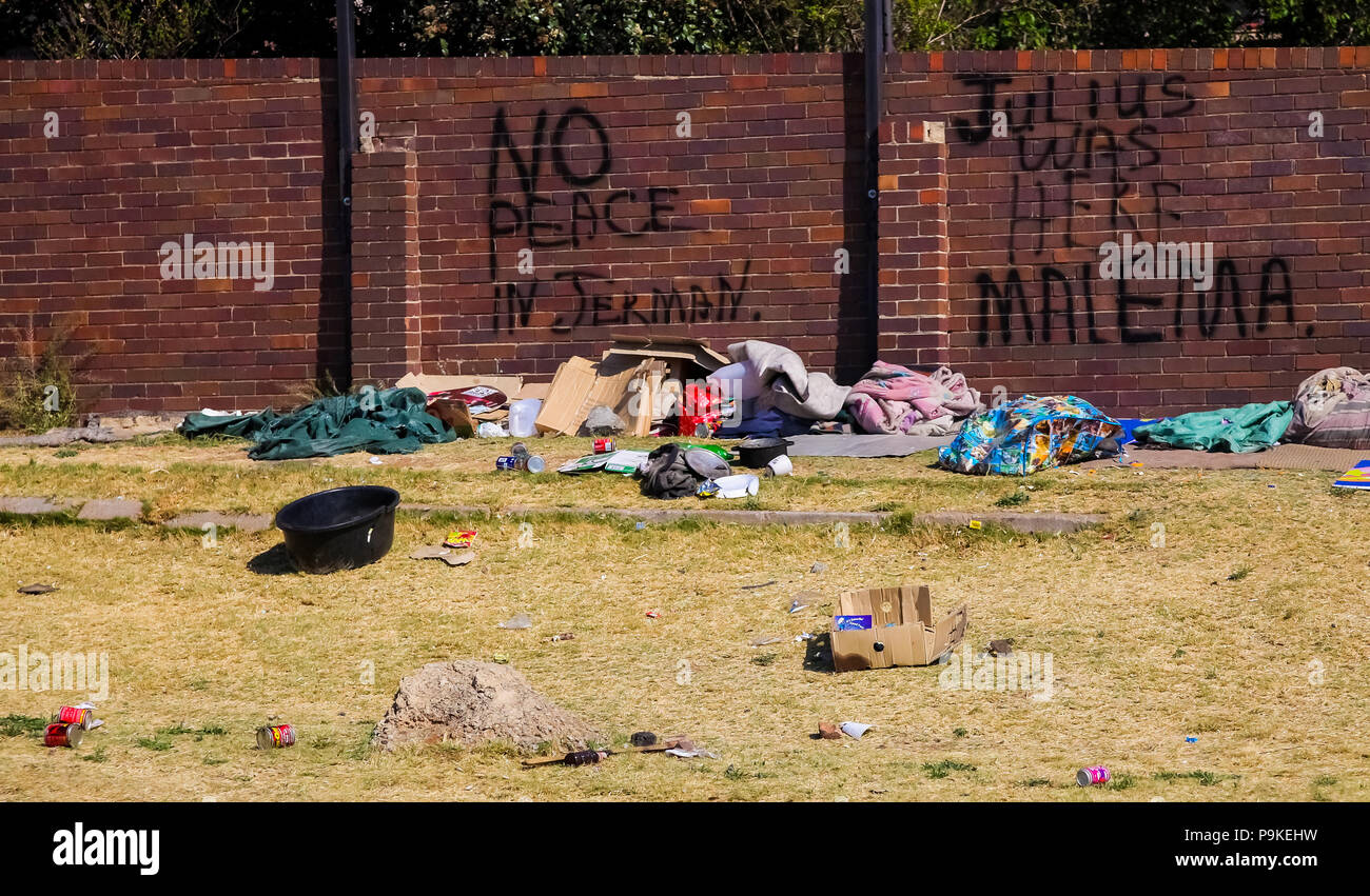 Johannesburg, Südafrika, 11. September 2011, Obdachlose, die auf den Straßen von Soweto in behelfsmäßigen Karton home Stockfoto