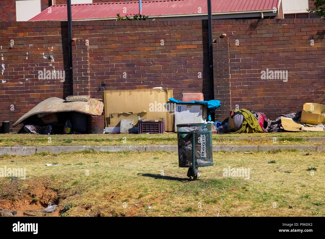Johannesburg, Südafrika, 11. September 2011, Obdachlose, die auf den Straßen von Soweto in behelfsmäßigen Karton home Stockfoto