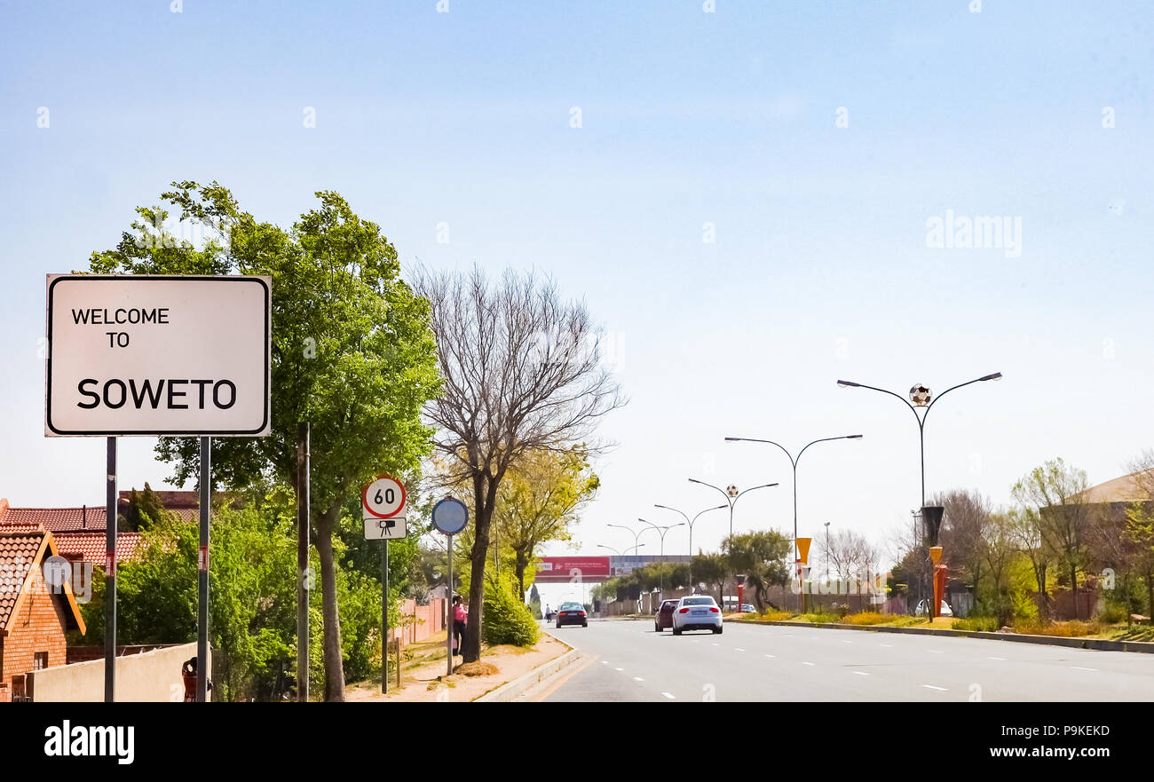 Johannesburg, Südafrika, 11. September 2011, Willkommen in Soweto Schild auf einer der Hauptstraßen, die in die Gemeinde Stockfoto