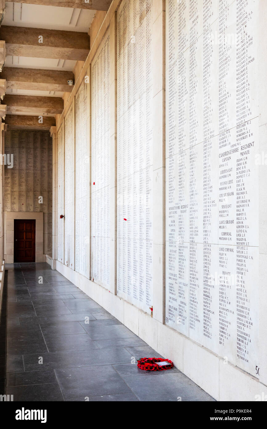 Details und Namen von Soldaten getötet und fehlende während des Zweiten Weltkrieges 1, mit würdigungen von Mohnblumen und Kränze, Menentor, Ieper, Franc Stockfoto