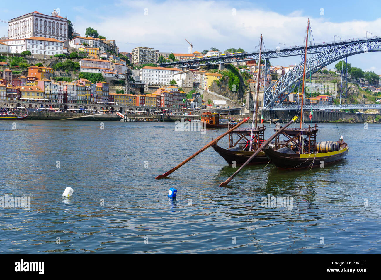 Typische Boote auf den Fluss Douro in Porto. Panoramablick auf das historische Stadtzentrum von Porto in Portugal. Landschaft am berühmten Reiseziel. Stockfoto