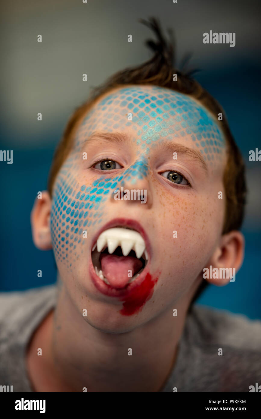 Junge mit Gesicht wie ein Hai bemalt Stockfotografie - Alamy