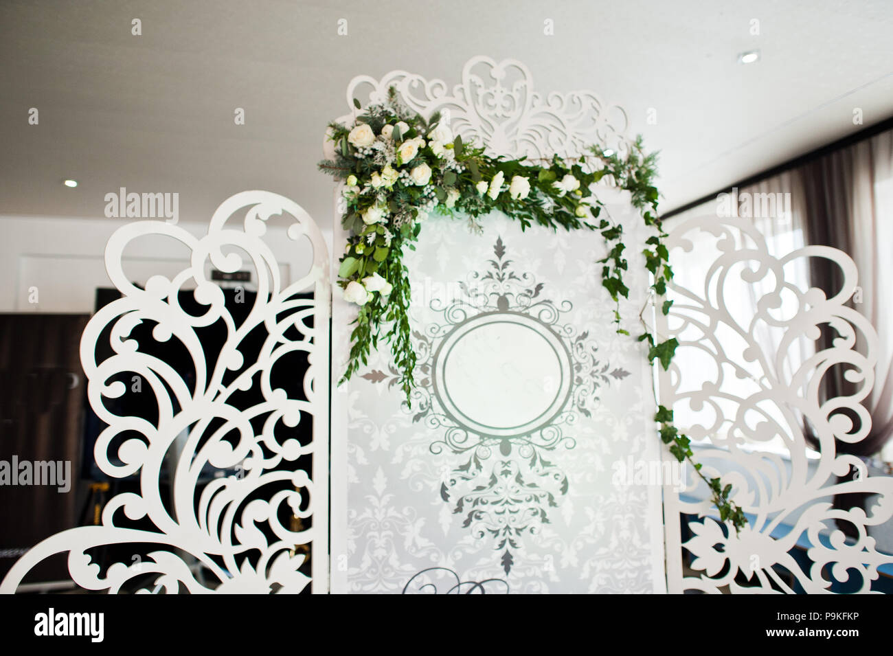 Besonderes Foto Zone mit kleinen hölzernen Wand mit Blumen und die Hochzeit paar Initialen verziert. Stockfoto