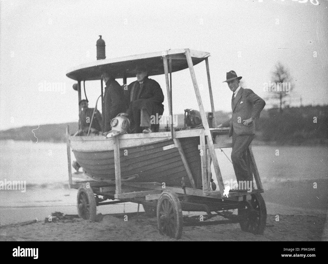 264 SLNSW 42348 Besucher experimentelle Tiefseetauchen Ausschreibung Malabar in Long Bay getestet Stockfoto