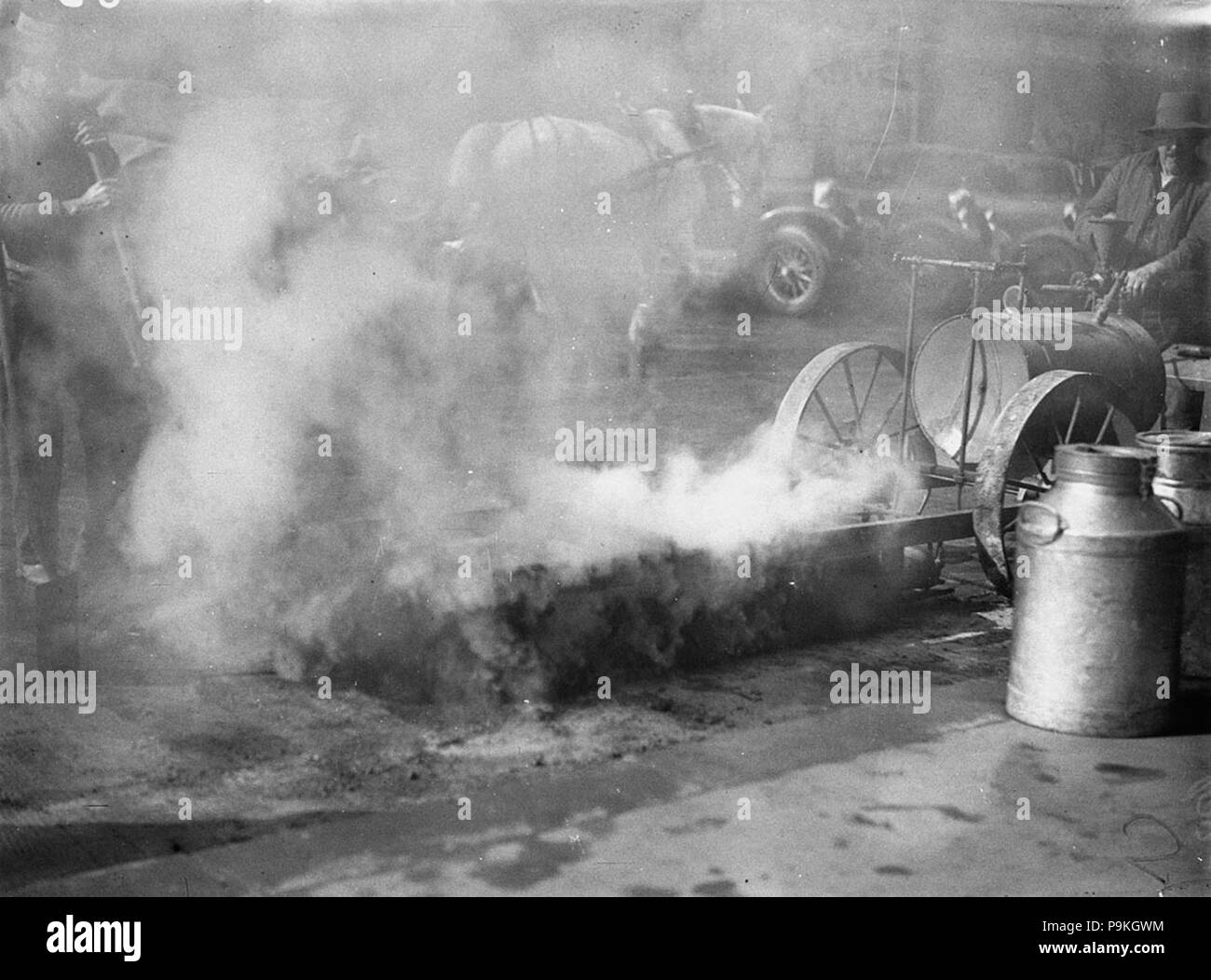 264 42393 SLNSW Rauch wogenden aus hotmix generator Neue hotbitumen Einbauprozess auf Stadt. Stockfoto