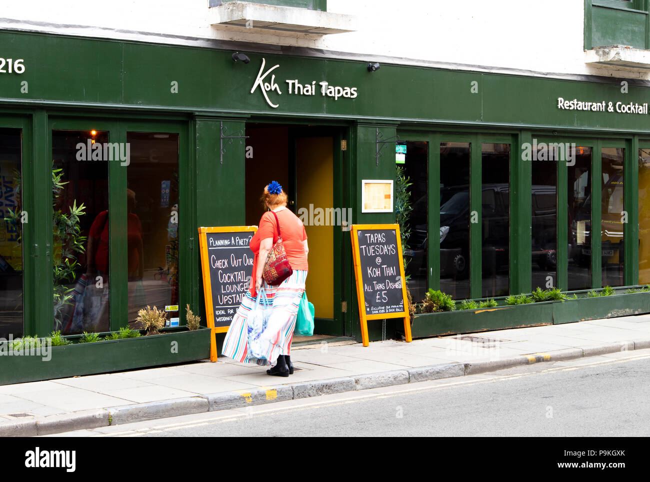 Koh Thai Tapas Restaurant und Cocktail Bar mit Werbetafeln außerhalb Stockfoto