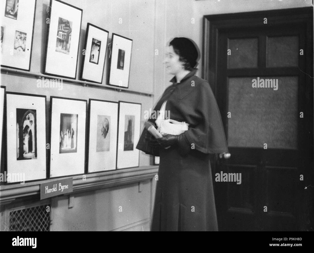 265 43253 SLNSW Frau anzeigen Kunstwerke im Art Gallery Stockfoto