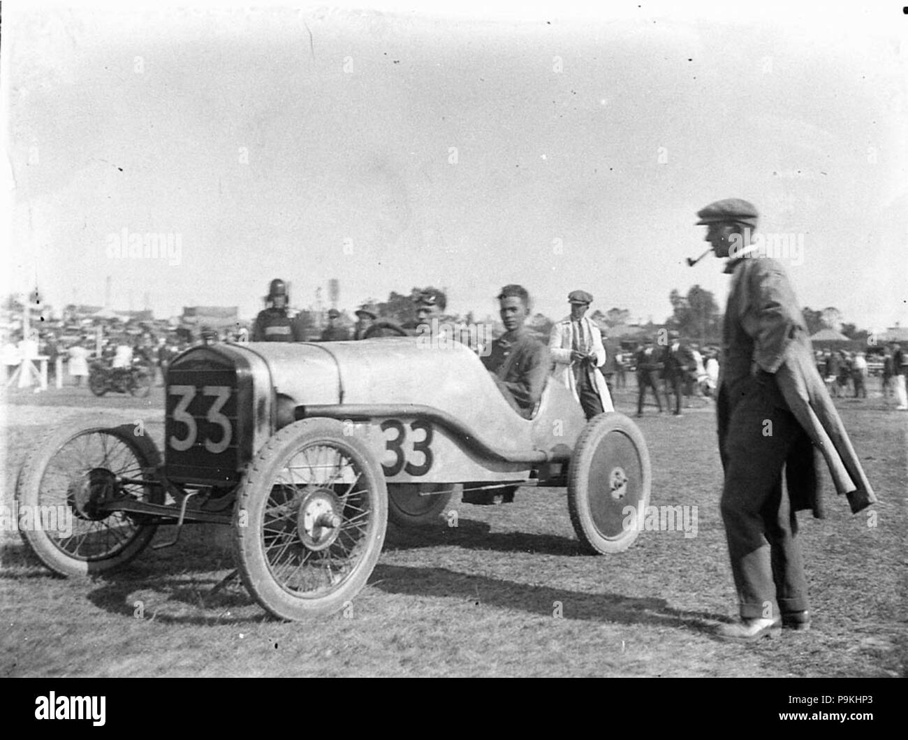273 51918 SLNSW Wettbewerber Nr. 33 wahrscheinlich Ted King in einer modifizierten Ford T Rennwagen Penrith Speedway 1925 Stockfoto