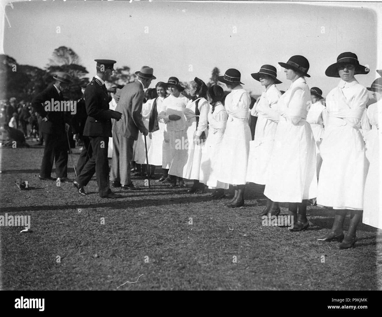 276 SLNSW 7652 der Gouverneur im Gespräch mit einem VAD Stockfoto