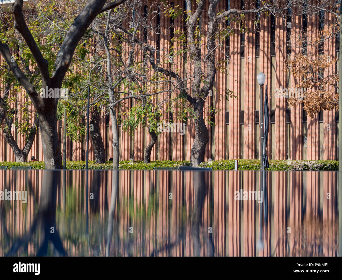 Die Reflexion der Gebäude ebenso wie Kunst, gedreht in der Universität von Südkalifornien getroffen Stockfoto