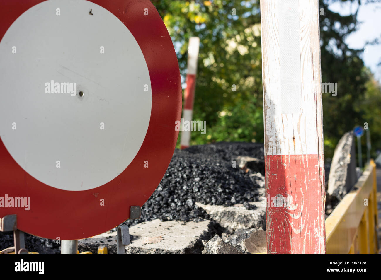 Stop-Schild mit Baustelle am Tag Zeit Stockfoto