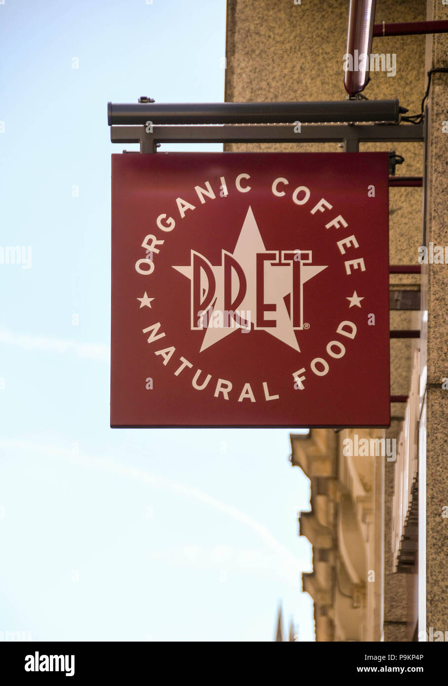 Schild über dem Eingang zu einem Zweig der Pret a Manager Sandwich Shop Kette in London Stockfoto